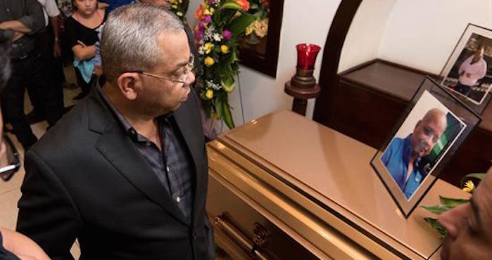 El director del canal HCH, Eduardo Maldonado frente al féretro en San Pedro Sula del periodista Igor Padilla, quien fue asesinado a tiros la tarde de ayer por desconocidos. Foto: EFE