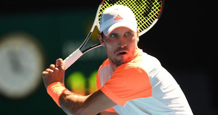El alemán Mischa Zverev durante su partido frente al británico Andy Murray hoy en el Abierto de Australia. Foto: EFE