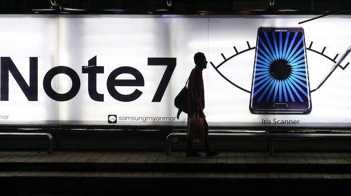 La crisis del Galaxy Note 7 arrancó apenas días después de que comenzara a venderse el 19 de agosto, cuando la compañía recibió reportes de baterías que se incendiaban durante el proceso de carga hasta el punto de anunciar una rellamada del producto el 2 de septiembre. Foto: EFE, Archivo
