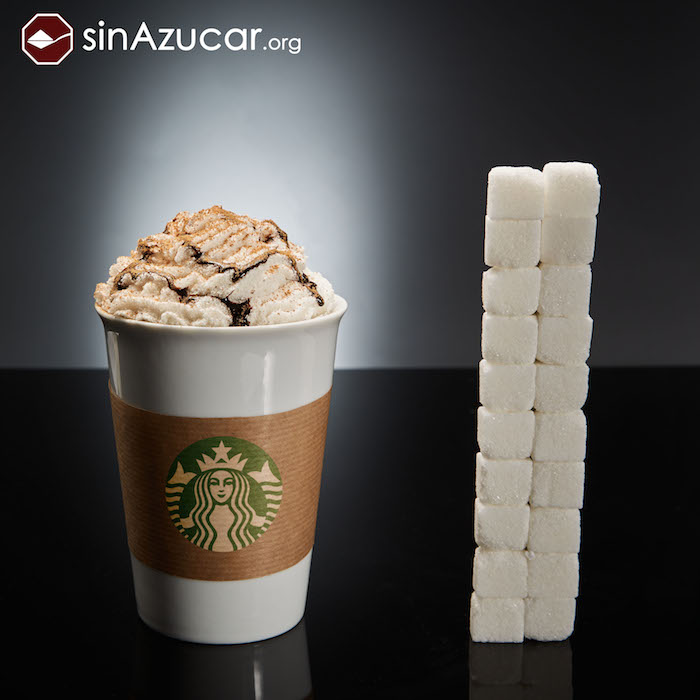 Un café de Starbucks (variedad Mocca Blanco venti, con nata y sirope de chocolate) tiene 80 gramos de azúcar, lo que equivale a 20 terrones. Foto: sinazucar.org