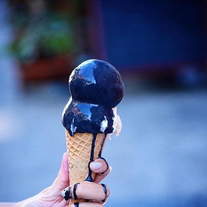 ¿Un helado de cenizas? Foto: @ibitefood/Facebook