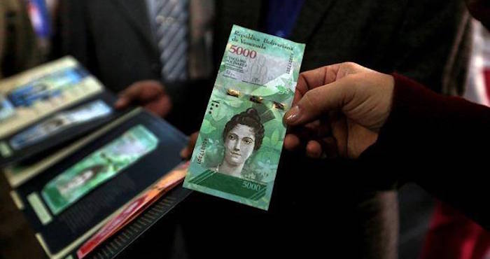 Billete de 5 mil bolívares. Foto: AP.