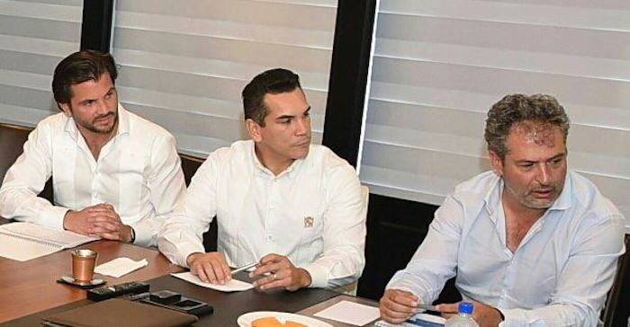 Alejandro Moreno Cárdenas (al centro), gobernador de Campeche. Foto: Especial