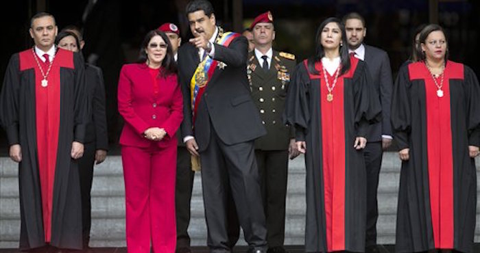 El Presidente de Venezuela, Nicolás Maduro, habla con la Primera Dama Cilia Flores al llegar al Tribunal Supremo de Justicia. Foto: AP.