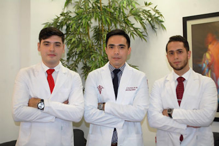 Alberto Kousuke de la Herrán Arita y dos de sus estudiantes. Foto: Conacyt