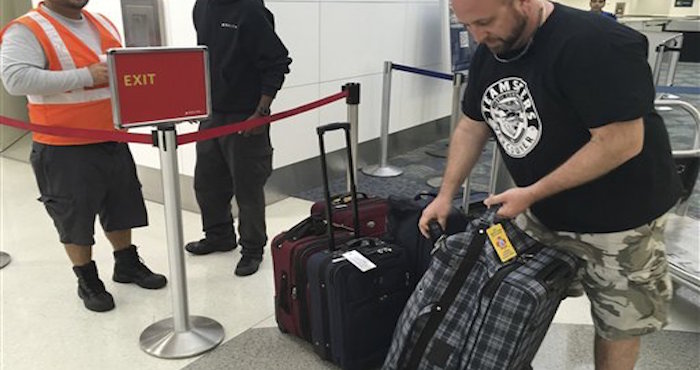 Dan Kovacs espera en el aeropuerto internacional Fort Lauderdale-Hollywood el 7 de enero de 2017. Kovacs y su familia estaban pasando los controles de seguridad cuando se originÛ una balacera en la vÌspera. Regresaban de un crucero por el Caribe y se dirigÌan a su casa en Vancouver, Canad·. En el caos posterior a la balacera perdieron los zapatos, los pasaportes y documentos identificativos. (AP Foto/Kelli Kennedy)