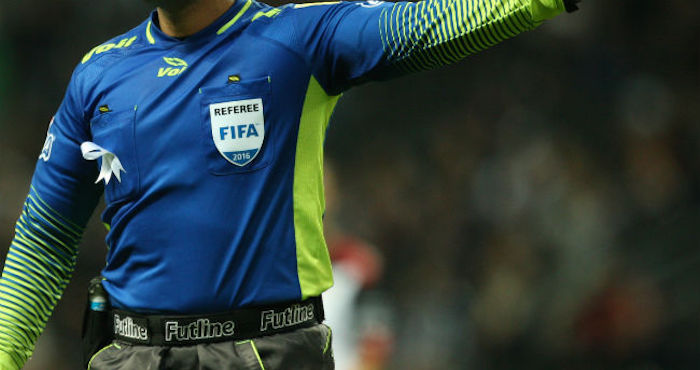 Árbitro de la Liga Mx pitando un partido. Foto: FMF