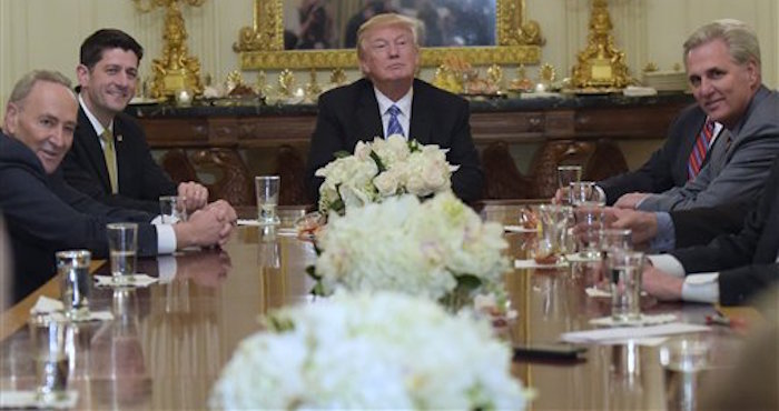 El presidente Donald Trump, centro, es anfitriÛn de una recepciÛn a lÌderes de la C·mara de Representantes y del Senado en la Casa Blanca, el lunes 23 de enero de 2017, en Washington. Algunos de los participantes son, desde la izquierda, el lÌder de la minorÌa en el Senado, el demÛcrata Charles Schumer; el presidente de la C·mara de Representantes, el republicano Paul Ryan; y el lÌder de la mayorÌa de la c·mara baja, el republicano Kevin McCarthy. (AP Foto/Susan Walsh)