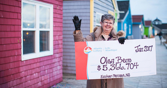 Olga Beno posa con el cheque de su premio. Foto: