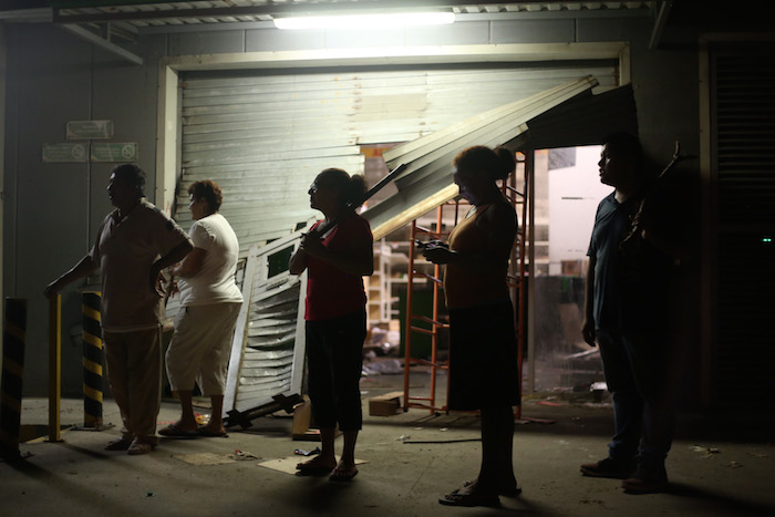Vecinos de la unidad habitacional Colinas de Santa Fe se organizaron para defender los pocos negocios que quedan sin saquear. Armados de palos y entre las oscuras calles caminaron y vigilaban ante la posible llegada de más gente ajena al sitio. Foto Cuartoscuro