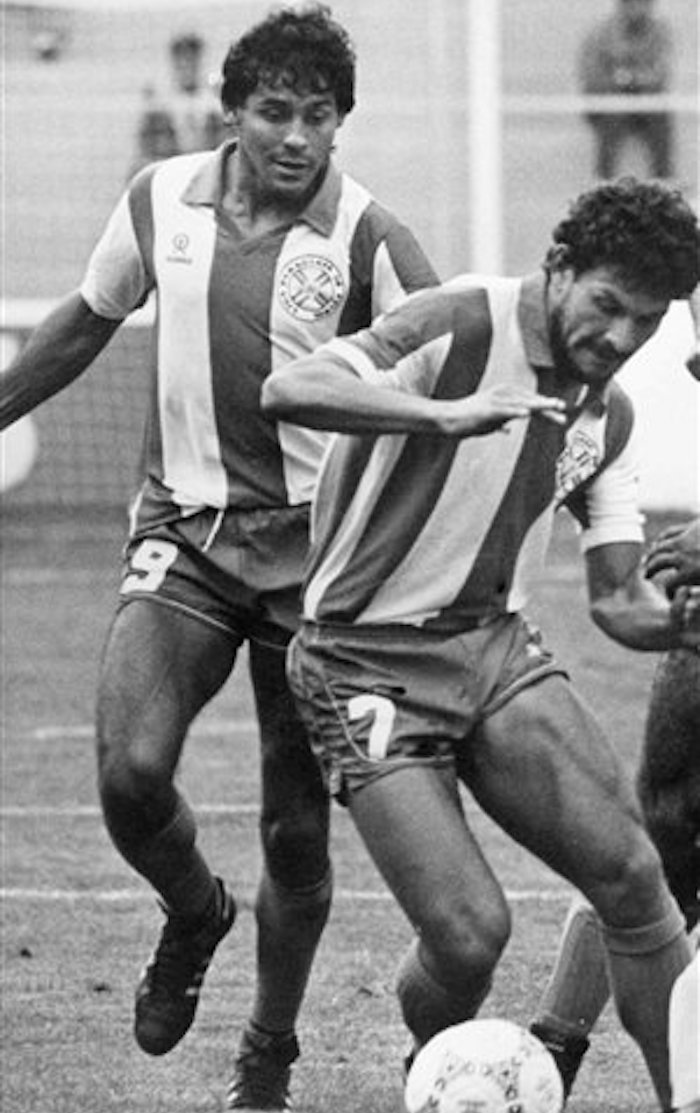 Roberto Cabanas, (izquierda), observa una jugada de su compañero Buenaventura Ferreira. Foto: AP.