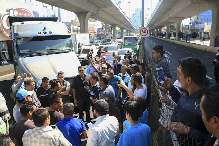 En Naucalpan, un grupo de transportistas bloqueó la avenida Periférico Norte a la altura de la avenida 1 de mayo. Foto: Cuartoscuro