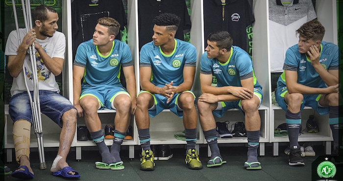 Hélio Zampier Neto, uno de los sobrevivientes, charla con los jugadores de base que subieron al primer equipo. Foto: Twitter @ChapecoenseReal.