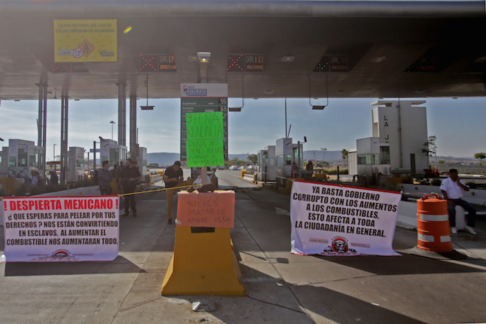 Transportistas y vecinos del poblado de Zapotlanejo tomaron durante varias horas la caseta de cobro de La Joya, de la autopista Guadalajara-Zapotlanejo. Foto: Cuartoscuro