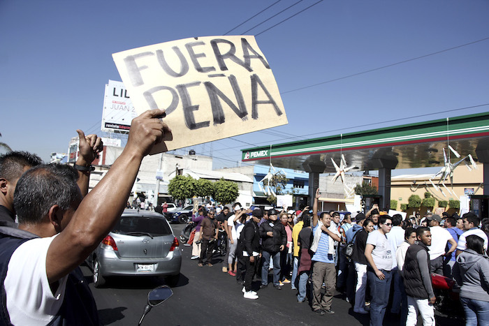 Protesta por el aumento del 20% en el precio del combustible, en EdoMex. Foto: Cuartoscuro
