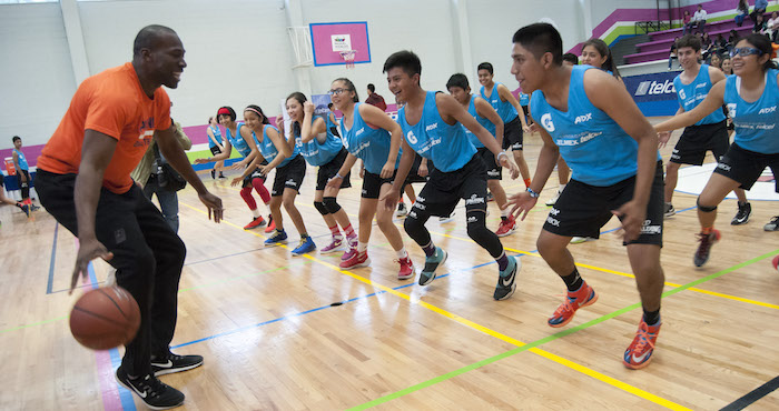 Jugadores de los Phoenix Suns de la NBA y su entrenador Earl Watson visitaron el Deportivo José María Morelos y Pavón, ubicado en la colonia Pensil, CdMx. Foto: Cuartoscuro.
