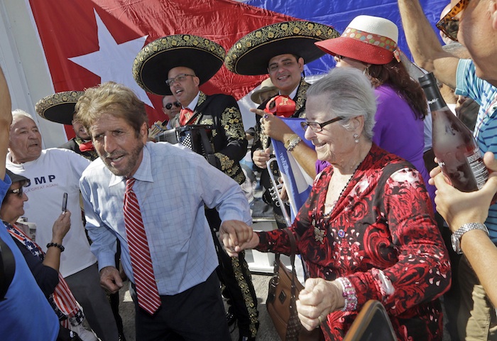 Cubanos celebrando con mariachis la presidencia de Trump. Foto: AP.
