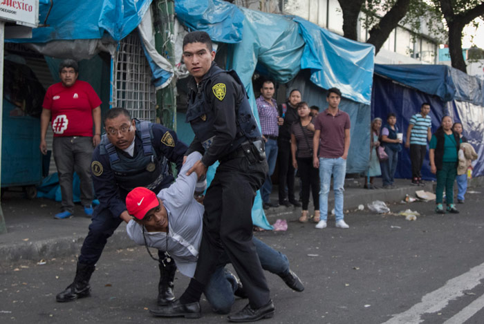 Policías detuvieron a un sujeto sobre la Calzada México-Tacuba. Foto: Cuartoscuro