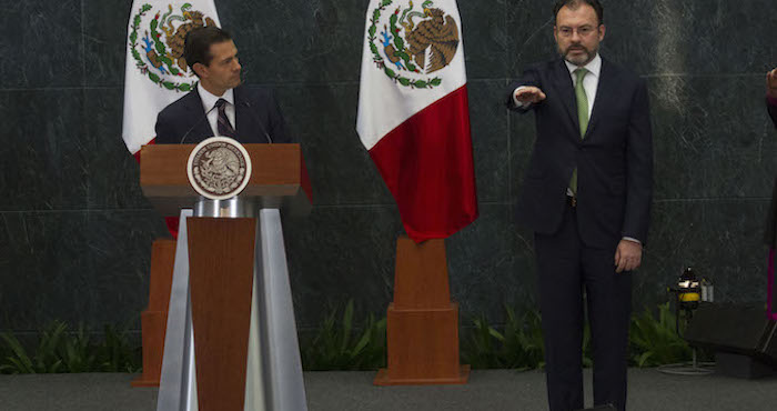 Estaban tan encantados con su regreso al poder que se entregaron sin reservas al juego de espejos palaciegos y auto referenciales. Quedaron tan convencidos de sus propias campañas de publicidad, que nunca se tomaron la molestia de ver cuál era la situación real y el estado de ánimo del pueblo que los tocó gobernar. Foto: Cuartoscuro