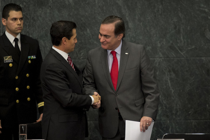 El Presidente Enrique Peña Nieto y Juan Pablo Castañón, presidente del Consejo Coordinador Empresarial, durante la firma hoy de los decretos para la deducción inmediata y la repartición de capitales. Foto: Cuartoscuro