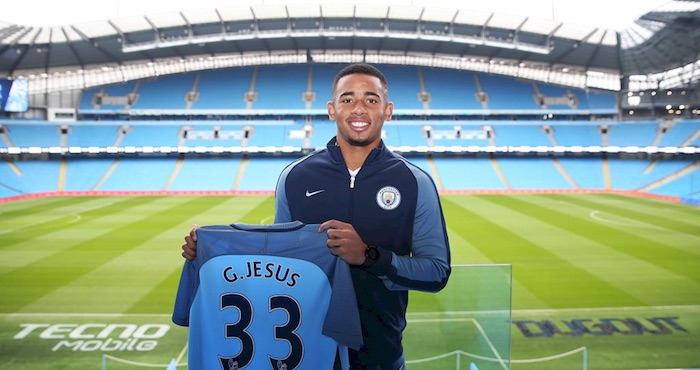 Gabriel Jesús posa en el Etihad Stadium con la playera de su nuevo equipo. Foto: Twitter @ManCity