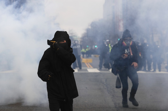 Manifestación en Washington entre gas. Foto: AP.