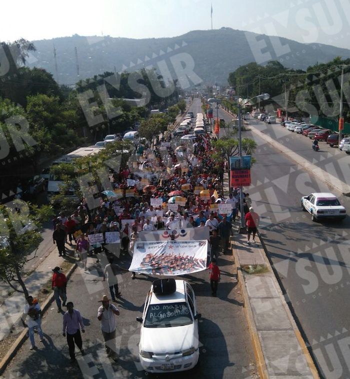 El numeroso contingente marcha en Iguala. Foto Alejandro Guerrero, El Sur