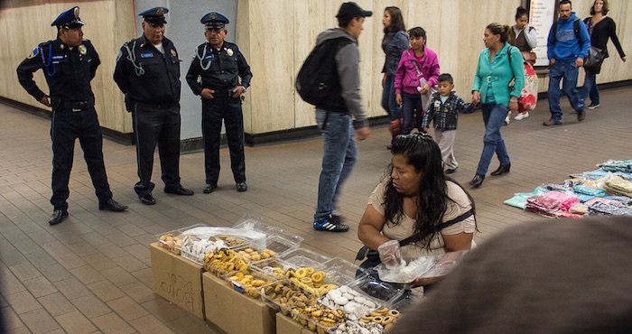 Las personas en la economía informal representaron el 56.7 por ciento del total de la población ocupada, por debajo de la tasa del 58.1 por ciento que había en diciembre de 2015. Foto: Cuartoscuro