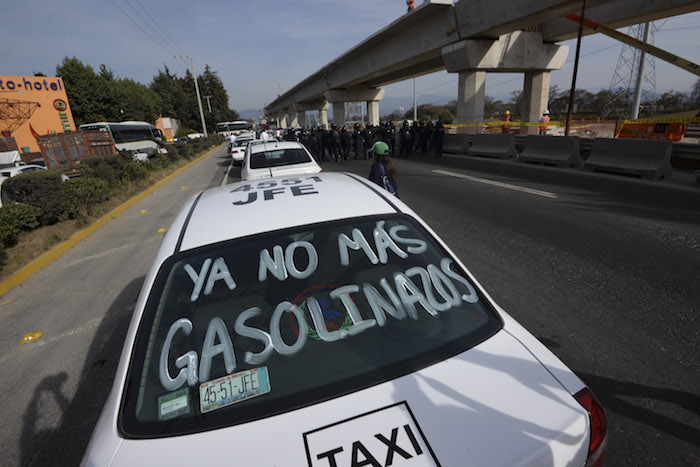 En el municipio de Lerma, en el Estado de México, unos 100 taxistas se manifestaron la carretera Toluca-México. Foto: Cuatoscuro