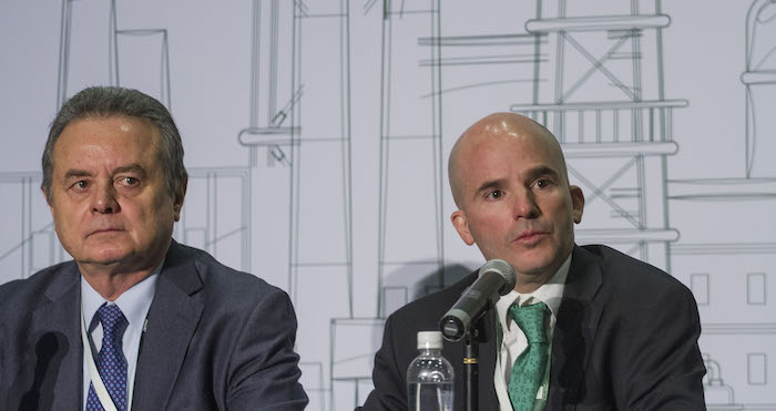 La metáfora de que con la reforma no se vendería “ni un tornillo, ni una tuerca” de Pemex, repetida hasta el cansancio durante el cabildeo legislativo por el Secretario de Energía, Pedro Joaquín Coldwell, un año después se desplomó. Foto: Cuartoscuro