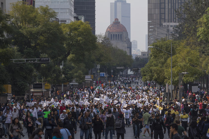 Decenas de ciudadanos, que se dijeron apartidistas, marcharon sobre Paseo de la Reforma en rechazo al aumento que sufrió la gasolina a partir de el primer minuto de este año. Foto: Cuartoscuro