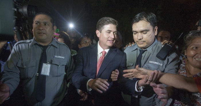 El ex gobernador del estado de Nuevo León, Rodrigo Medina, al salir de la audiencia donde fue vinculado a proceso. Foto: Cuartoscuro.