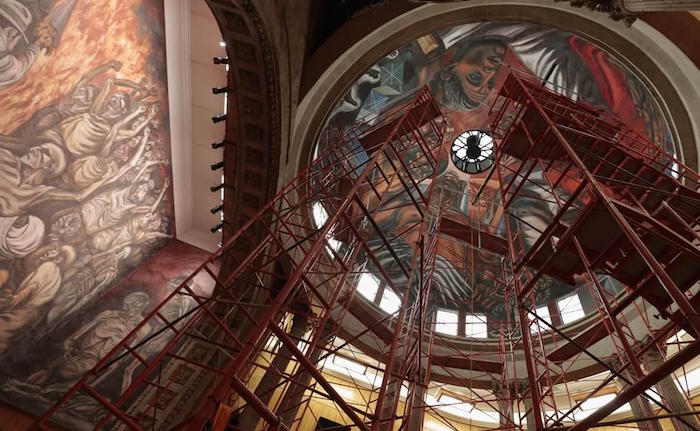 Los especialistas realizarán una "limpieza" profunda y una reintegración cromática tanto del mural en la cúpula como el que Orozco pintó en la parte frontal del Paraninfo. Foto: EFE