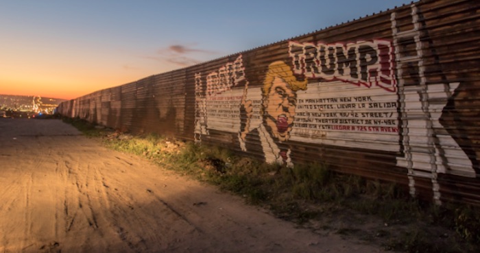 Los muros ciegos a nadie detienen, se necesitan francotiradores que asesinen a los que se acerquen e intenten cruzarlos; por eso está destinado al fracaso el proyecto de Trump. Foto: Cuartoscuro