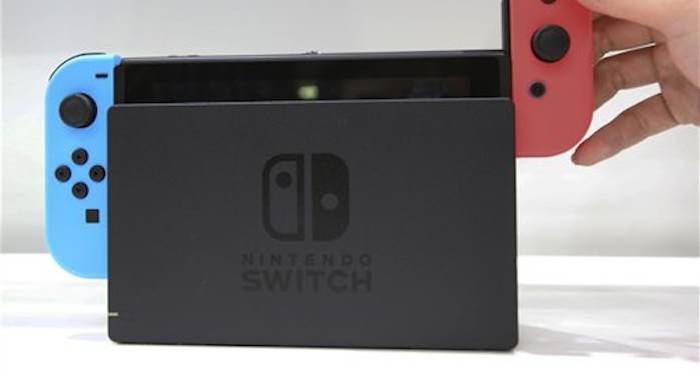Una modelo coloca el mando de la videoconsola Nintendo Switch durante la presentación del dispositivo en Tokio. Foto: AP