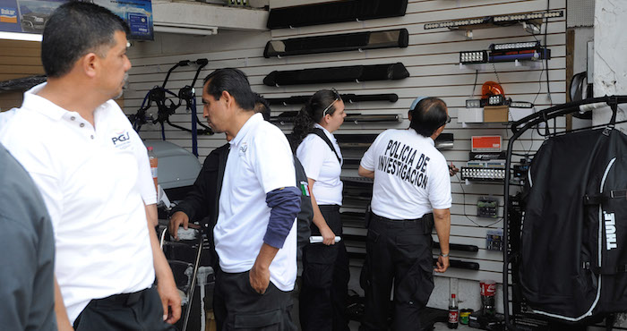 Como no tengo un afán melodramático ni de construcción novelística, diré sólo que, cuando regresaron al coche, descubrieron que se habían robado las calaveras del mismo. Un poco más, las habían botado con una especie de palanca que dejó claros rastros sobre la cajuela. Foto: Cuartoscuro