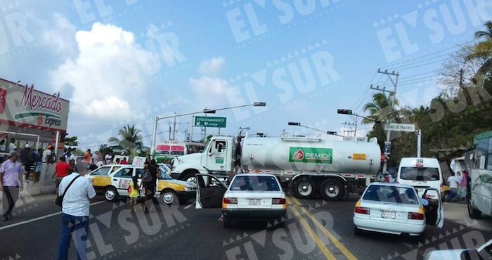 En Acapulco, choferes de taxis colectivos de la ruta Jardín-Centro bloquean de manera intermitente con una pipa de Pemex la carretera que comunica el centro de la ciudad con la zona turística de Pie de la Cuesta y la Costa Grande para mostrar su rechazo al gasolinazo. Foto: El Sur