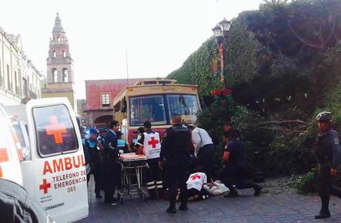 Paramédicos de Cruz Roja acudieron para atender a las personas lesionadas. Foto: ZonaFranca