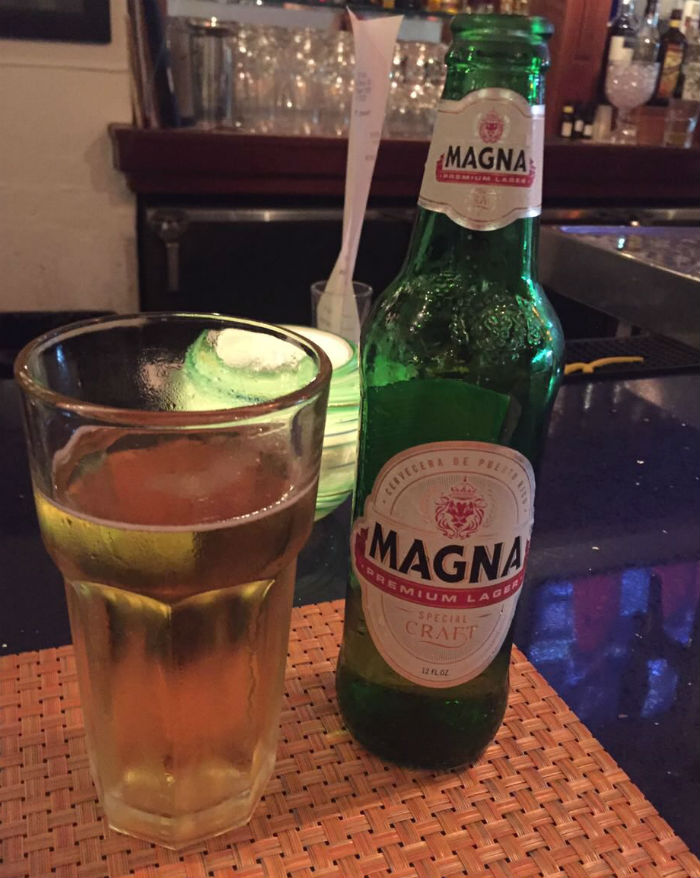 La cerveza "Magna", hecha en la isla. Foto: Cortesía para SinEmbargo