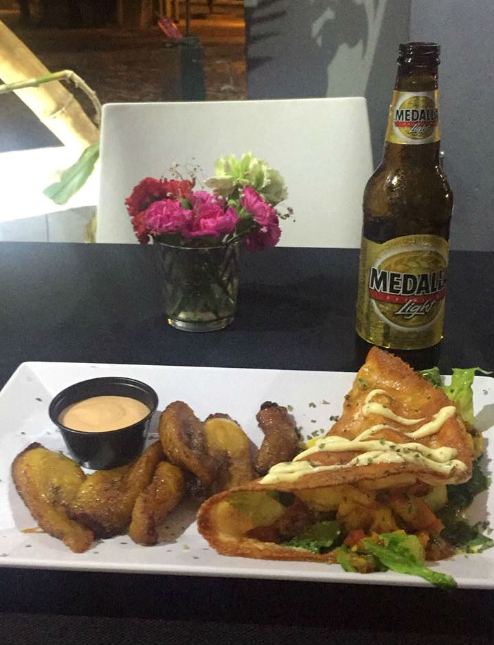 Chicarrón de queso, por supuesto con plátanos. Foto: Cortesía para SinEmbargo