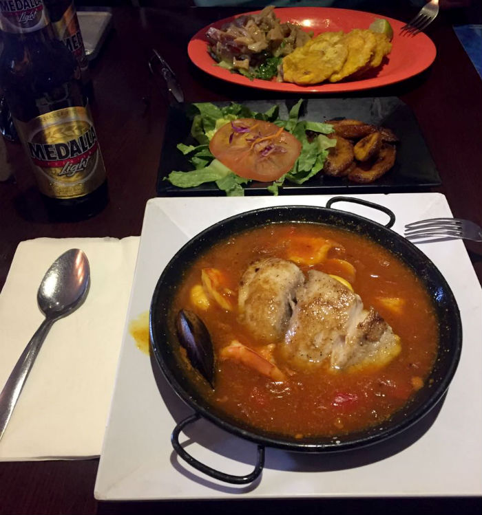 Dorado con mejillones, calamares y camarones en salsa criolla. Foto: Cortesía para SinEmbargo