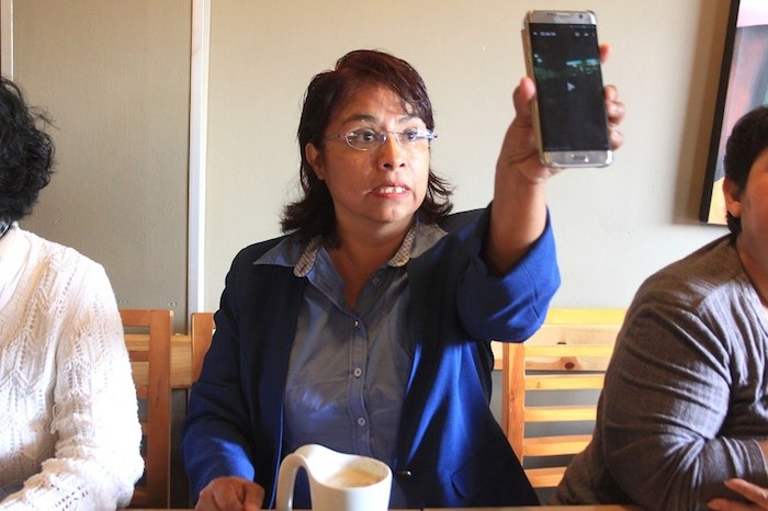 Socorro Quezada mostró unos videos como pruebas de sus acusaciones. Foto: Periódico Central.