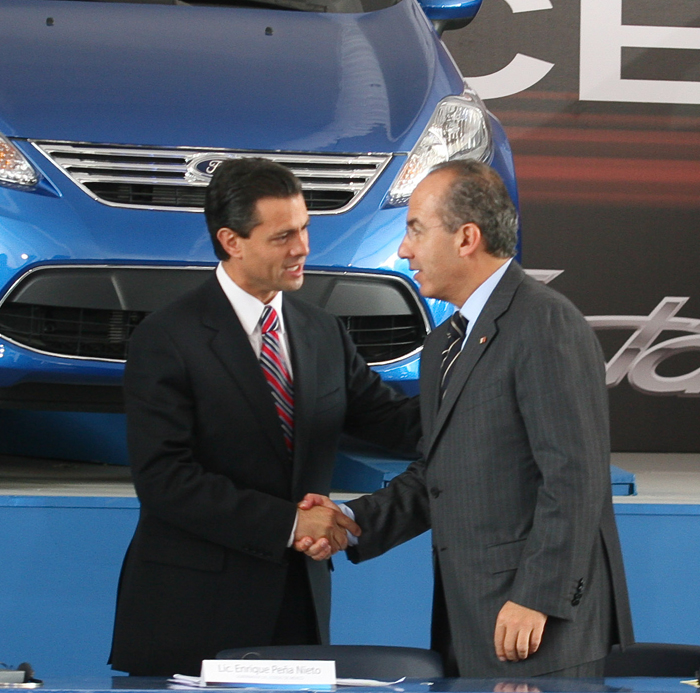 Peña y Calderón, haciéndole fiestas a Ford. Mientras. La industria nacional se hundió en sus gobiernos. Foto: Cuartoscuro.
