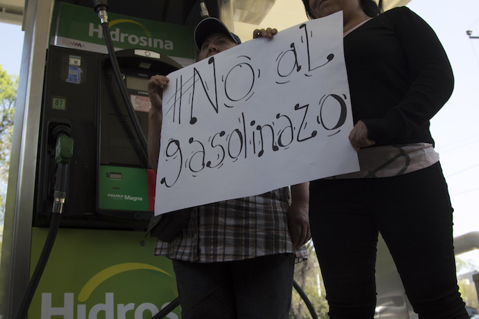 Personas bloquearon la circulación y gritaron algunas consignas en la gasolinera, ubicada sobre avenida Constituyente, con motivo del aumento a Foto: Cuartosuro
