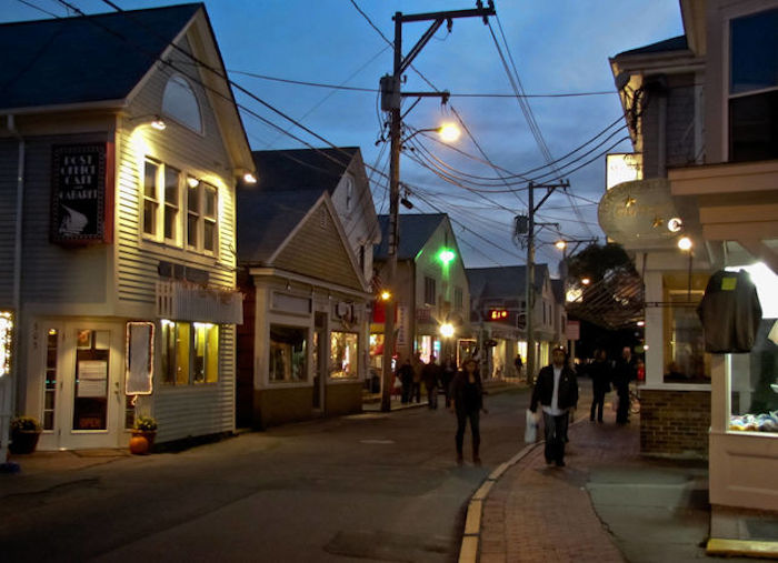Escena nocturna en Provincetown, en el extremo norte de Cape Cod. Foro: ElDiario.es