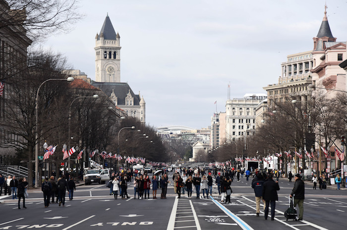 Peatones caminan a lo largo de la ruta del desfile presidencial en Pennsylvania Avenue donde el tr·nsito ha sido cerrado un dÌa previo a la ceremonia de toma de posesión de Trump. Foto: Xinhua