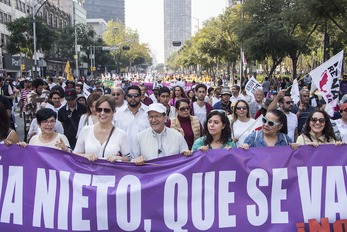 El padre Alejandro Solalinde encabezó la segunda marcha registrada esta tarde en la Ciudad de México. Foto: Cuartoscuro