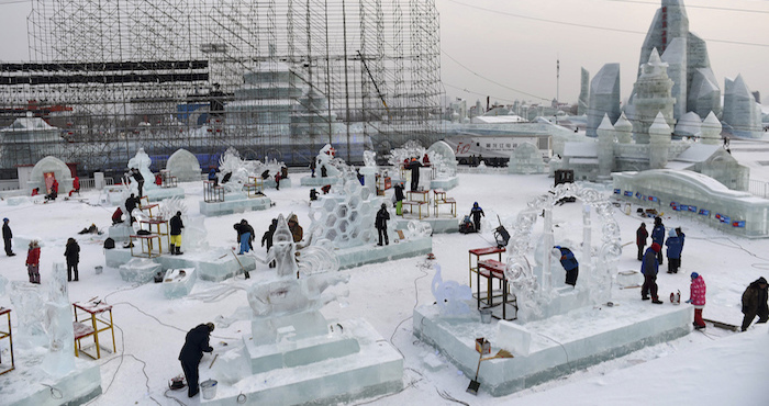 La ciudad de Harbin, en el gélido noreste de China, da los últimos retoques previos a la apertura de uno de los festivales de hielo más grandes del mundo. Foto: Xinhua.
