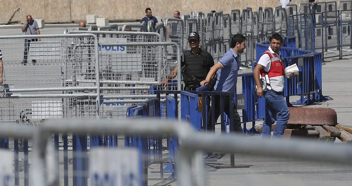 Diez heridos y dos atacantes abatidos por la policía tras la explosión en Esmirna Miembros de la policía turca aseguran los alrededores del juzgado de Estambul con vallas en Turquía. Foto: EFE/Archivo