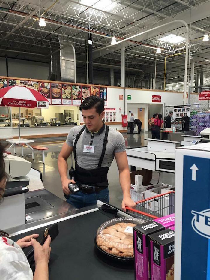 Un joven ingeniero y cajero de un Costco en Chihuahua se vuelve viral